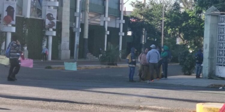 Cierran en su totalidad el crucero del estadio de béisbol