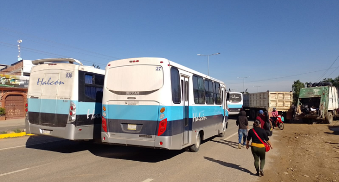 Colonos de Zaachila bloquean crucero de la “Y”; exigen obras