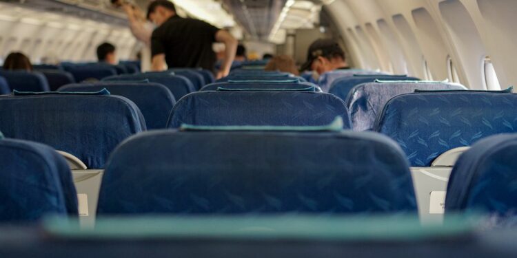 Cómo ahorrar dinero en los pasajes aéreos para viajar en familia o en grupo