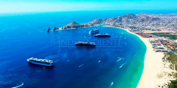 Con miles de turistas a bordo atracaron en Cabo San Lucas 4 cruceros de forma simultánea