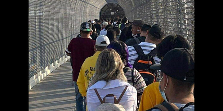 Confunde notificación de EU con doble fecha sobre límite a los viajes no esenciales