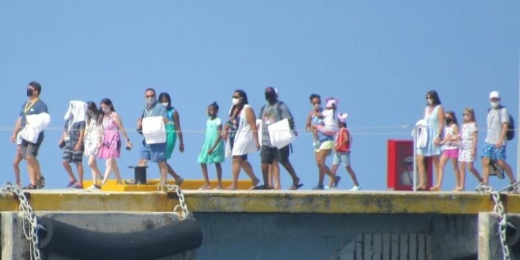 Crucero 'Disney Fantasy' arriba con más de mil turistas a Cozumel