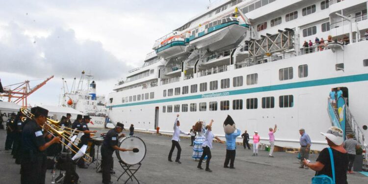 Cruceros tienen permiso para volver a entrar a puertos ecuatorianos, pero pasajeros deberán sujetarse a protocolo para desembarcar | Economía | Noticias