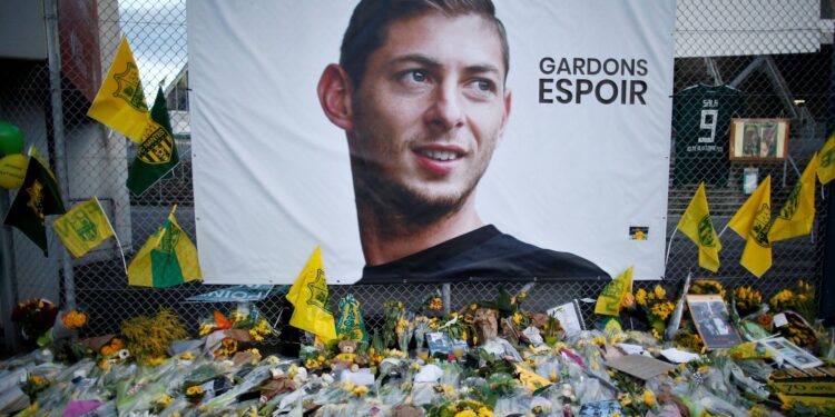 Foto de archivo de homenaje a Emiliano Sala en The Stade de la...