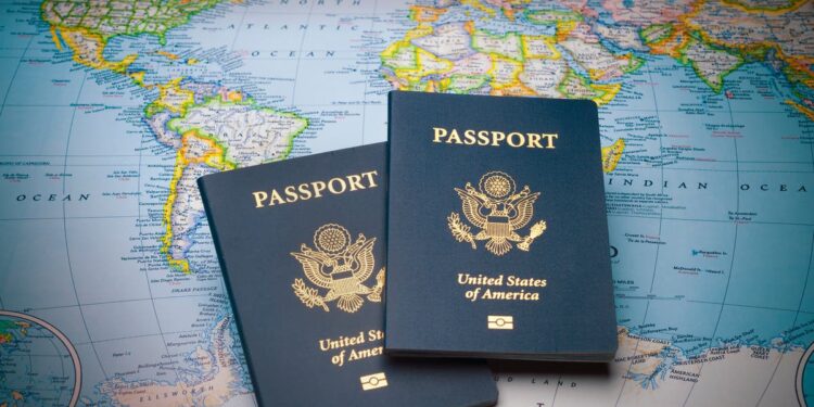 Departamento de Estado emite primer pasaporte de EE.UU. con “género x” para estadounidenses no binarios