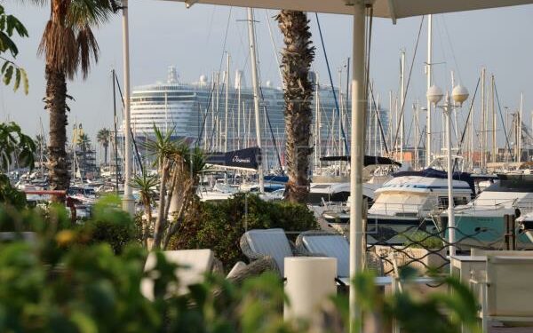 Desembarca el mayor crucero en Alicante, de 344 metros y con 3.500 pasajeros