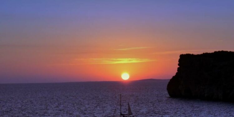 Salvador Dalí decía que había construido una casa en las afueras de Cadaqués, en el extremo noreste de Cataluña, para ser el primer español en ver el amanecer. Se nota que no había conocido los secretos de Menorca.