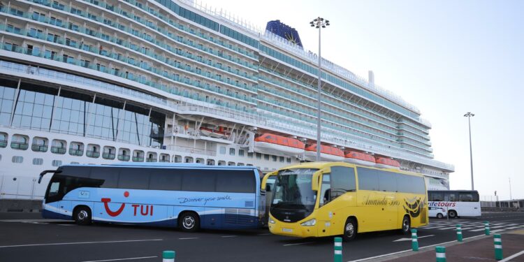 Dos cruceros de lujo traen casi 5.000 pasajeros a Lanzarote en dos días