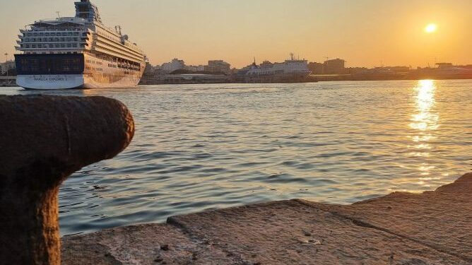Dos cruceros visitan puerto español de Almería este fin de semana