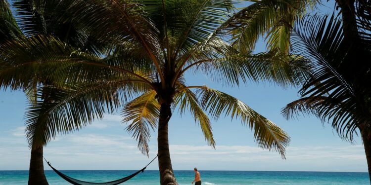 Dos de los mejores destinos turísticos flexibilizan sus fronteras: uno vacunó muy poco, el otro era súper restrictivo para visitantes