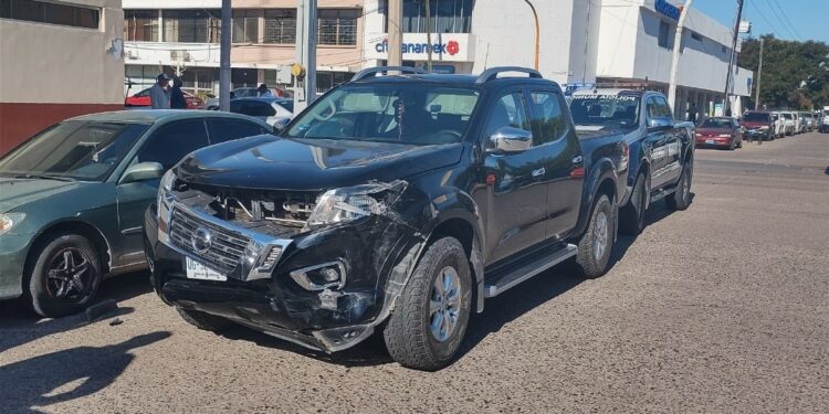Dos vehículos chocan en transitado crucero de Los Mochis