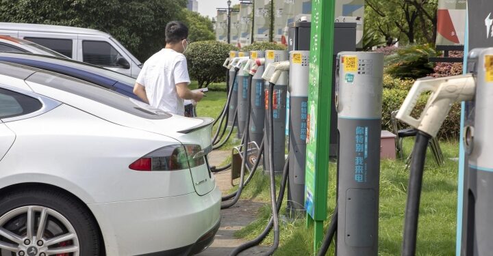 Dueños de autos eléctricos deben enfrentar largas filas en sus viajes durante las vacaciones-Espanol