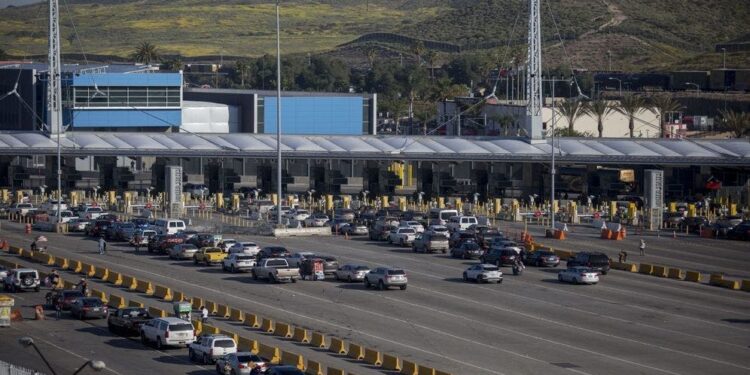 EE.UU. oficializa apertura de su frontera terrestre a viajes no esenciales