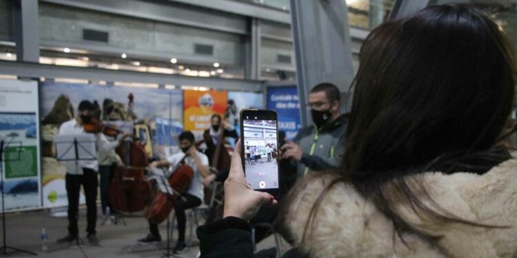 El Calafate recibió con obsequios a los primeros turistas del vuelo directo de Córdoba