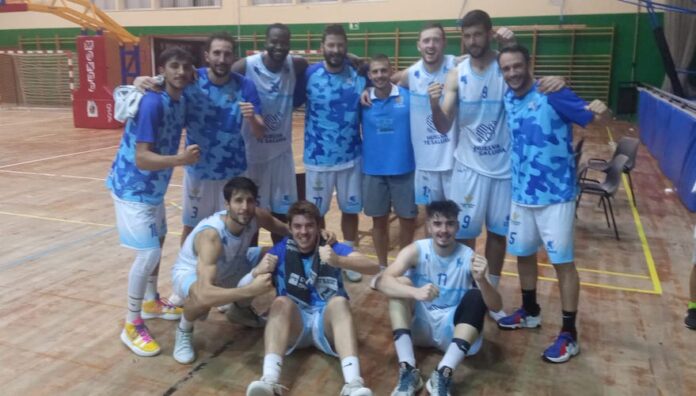 CDH11 Los jugadores del Ciudad de Huelva tras el partido ganado en El Puerto de Santa María al Blaublock Gymnástic. / Foto: @CiudadDeHuelva.
