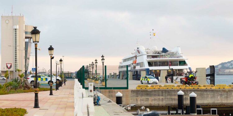 El Puerto de Ceuta recibe la tercera escala del crucero "Clio"