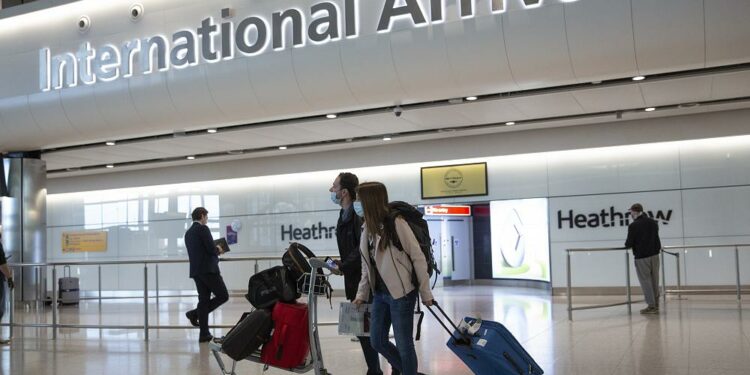 El Reino Unido elimina las restricciones de viaje para 47 países