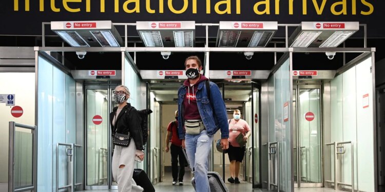 El Reino Unido retira a todos los países de su lista roja de viajes