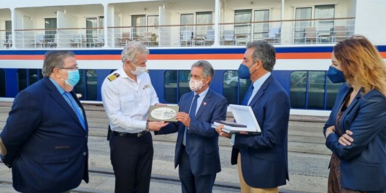 El crucero Hanseatic Nature visita por primera vez el Puerto de Santander 