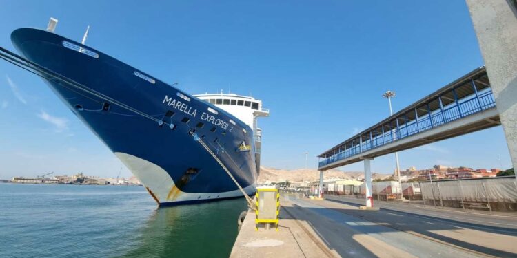 El crucero "Marella Explorer 2" realiza su primera escala en el puerto de Almería