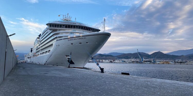 El crucero 'Seabourn Ovation' llega al puerto de Motril