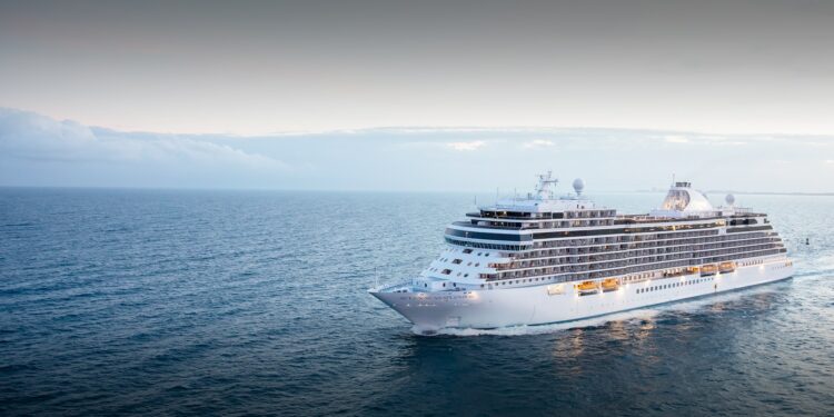 El crucero "Seven Seas Splendor" hace escala en el puerto de Almería