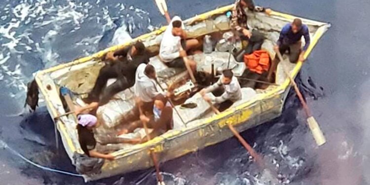 El dramático rescate de unos balseros cubanos por un crucero al grito de “¡Patria y vida!”