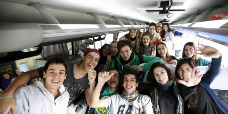 El ministro de Educación apoyó los viajes de egresados gratis que anunció Axel Kicillof
