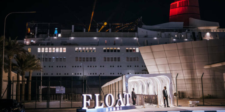 Destino extraño el del Queen Elizabeth II. Este barco de casi 330 metros, entre 1967 y el 2008, navegó por más de 11 millones de kilómetros y realizó 25 vueltas al mundo. En sus años dorados fue el máximo exponente de la elegancia de los mares, con personalidades como Liz Taylor y Richard Burton tomando sol en las cubiertas. Ahora es una discoteca.