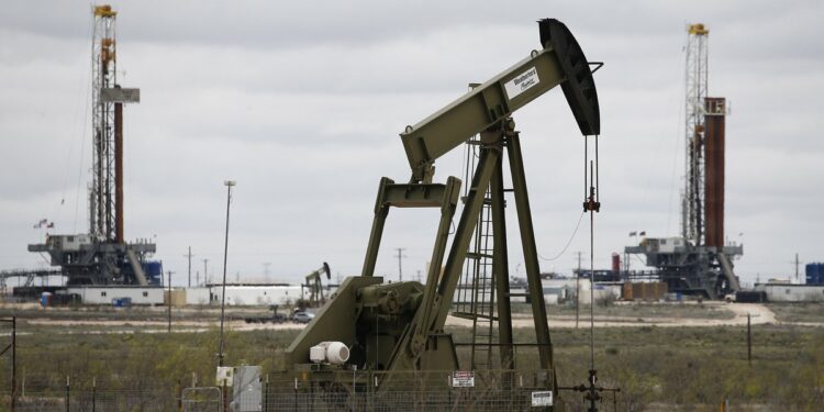 El petróleo de Texas abre con una subida del 0,14 %, hasta 83,88 dólares