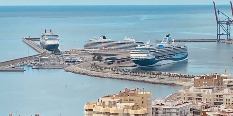Imagen de archivo de curceros en Málaga. Malagaport