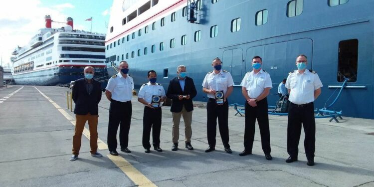 El presidente de Puertos de Tenerife, Carlos González, junto a tripulación de cruceros atracados en Santa Cruz. / Puertos de Tenerife