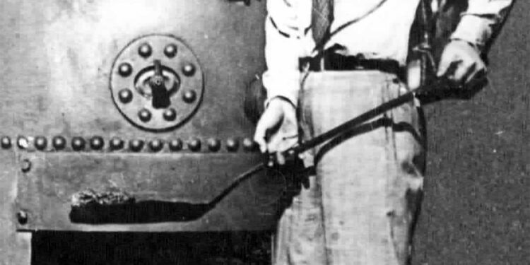 José Lectoure, tío de Tito, durante la construcción del Luna Park. Había sido boxeador, entrenador y luego manager, entre otras cosas