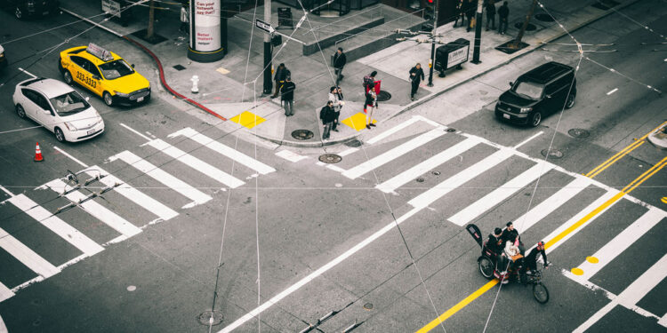 Peatones esperando la luz verde en un paso de peatones en la ciudad de San Francisco, en Estados Unidos.