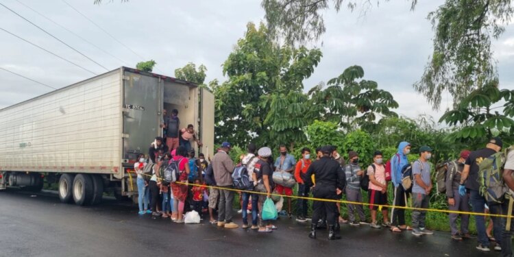 Encuentran a más de un centenar de haitianos abandonados dentro de un contenedor en Guatemala