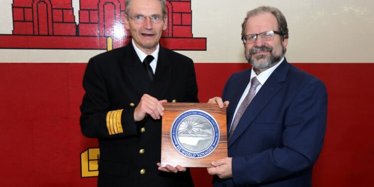 Escala inaugural del crucero World Voyager en Gibraltar