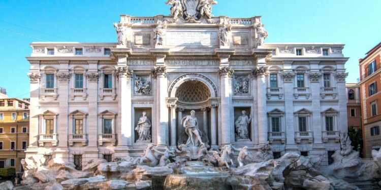 La Fontana di Trevi es una de las principales atracciones tur