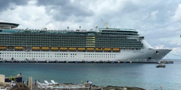 Esperan derrama económica de 192 mil pesos tras llegada de tres cruceros a Cozumel