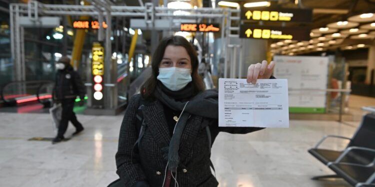 Estadounidenses no vacunados enfrentarán requisitos más estrictos para viajes