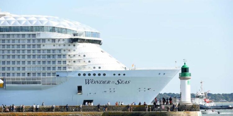 Además de dejar los barcos en tierra, la pandemia afectó también a la industria de los cruceros desde los astilleros, paralizando la construcción de muchos de los nuevos buques y retrasando entregas. ¿La consecuencia? 2022 estará plagado de estrenos que van desde el nuevo buque más grande del mundo, el gigantesco Wonder of the Seas, al estiloso Norwegian Prima y su elegancia nórdica, pasando por la magia del Disney Wish y el diseño futurista del MSC World Europa.