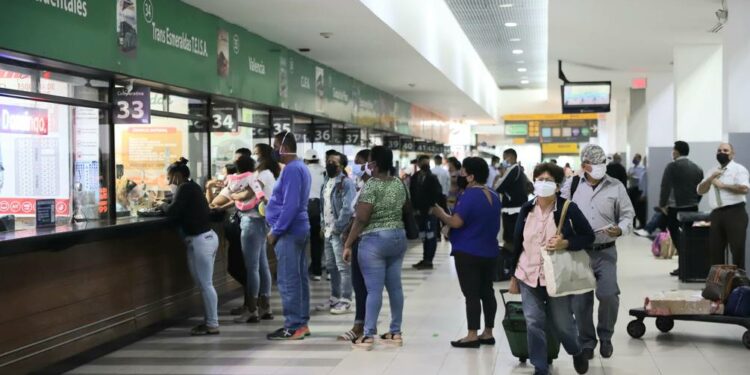 Familias acuden a la Terminal Terrestre de Guayaquil para adelantar viajes por feriado | Comunidad | Guayaquil