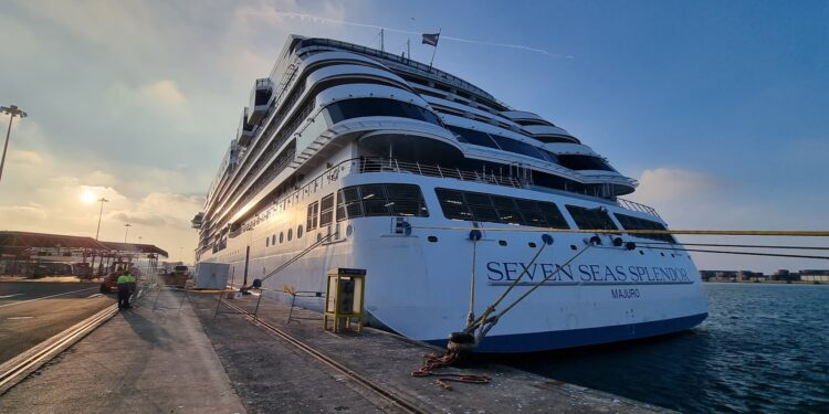 Fotogalería: Almería recibe un crucero de lujo con acento inglés