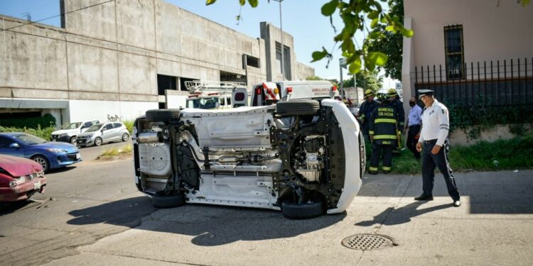Fuerte choque entre tres automóviles en provoca volcadura en Culiacán