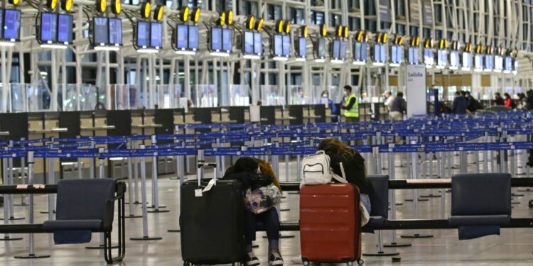 Gobierno evaluaría nuevo protocolo para permitir viajes a menores no inoculados