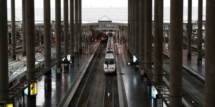 Greenpeace pide que la UE prohíba los vuelos cortos con alternativa en tren