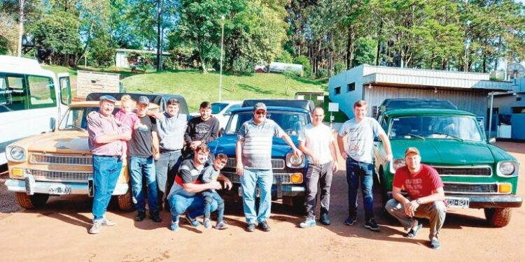 Grupo de amigos y el sueño de viajar por el país en rastrojero