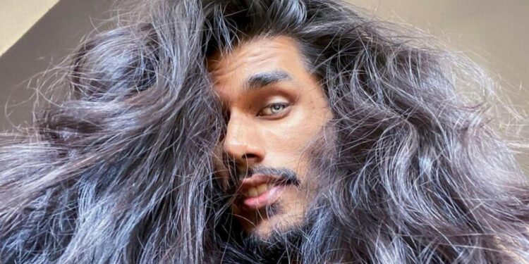 Hombre pasó de ser calvo a tener un cabello largo