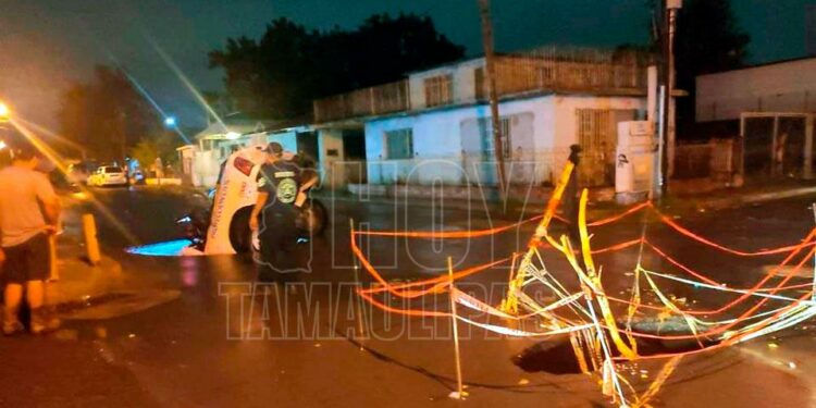 Hoy Tamaulipas - Seguridad Tamaulipas Rescatan a oficiales de PC tras caer con todo y camioneta en socavn en Nuevo Laredo