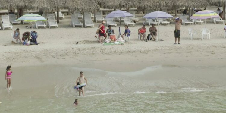 Turistas en playas de Puerto Vallarta