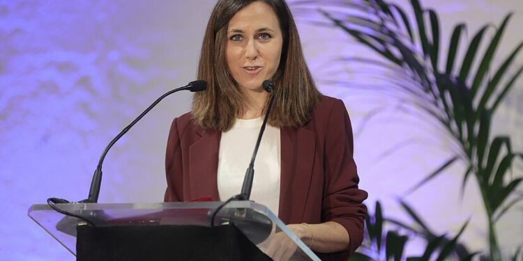 Jornada laboral de 30 horas y SMI superior a los 1.500 euros: las metas de Podemos para 2030